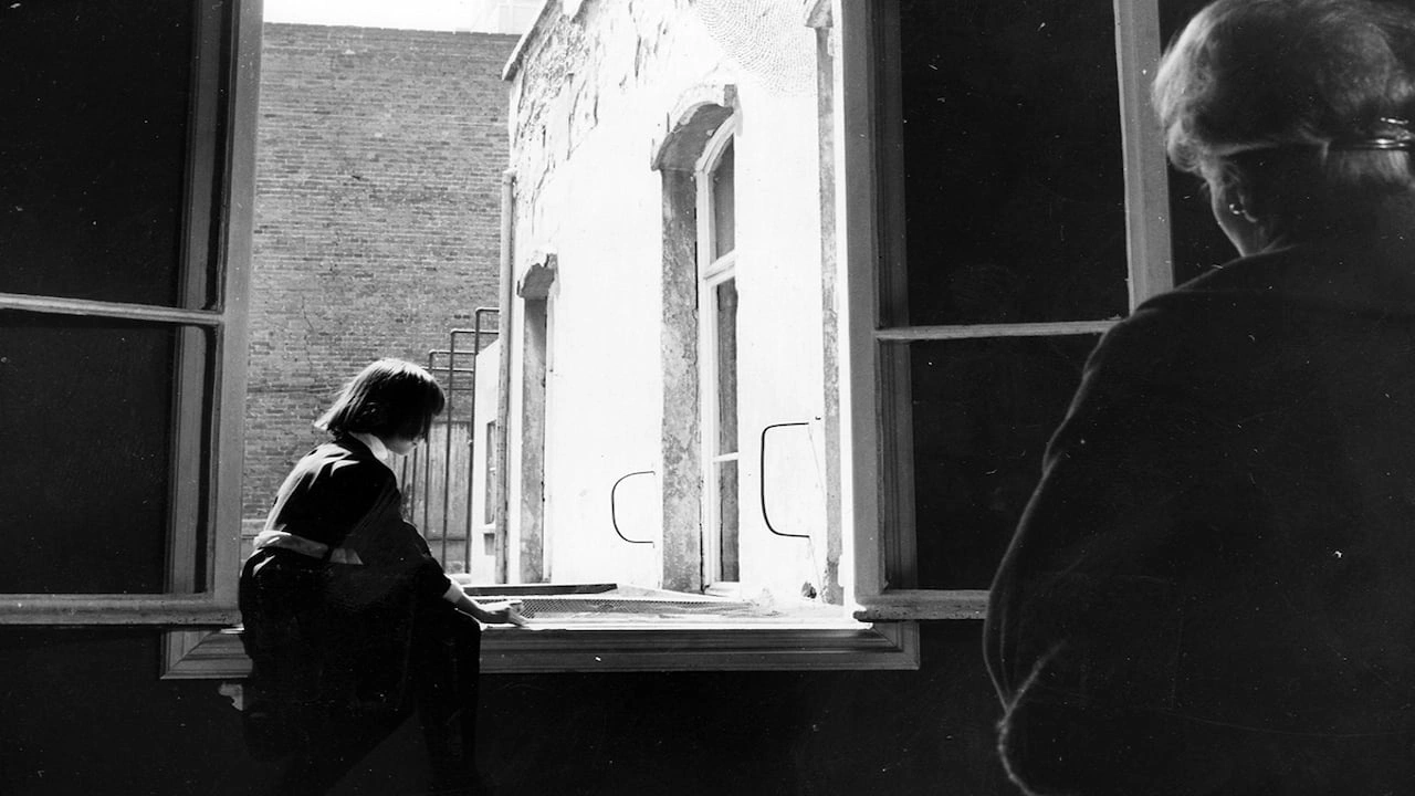 Fotograma de "En el balcón vacío", de María Luisa Elío,.